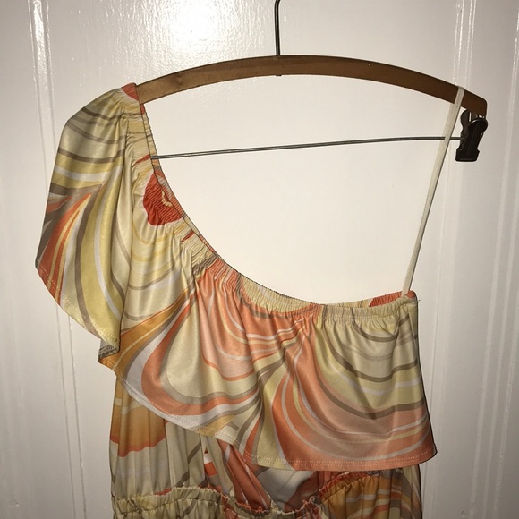 Over the shoulder Ruffle Dress - Picture 2 of 4